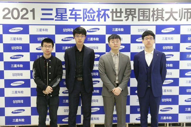 星爷全程笑着看完三个人的表演，当主持人问谁演得最好的时候，他答：;我